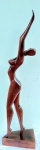 BARROSO - "Figura Feminina" Belíssima e imponente escultura contemporânea, confeccionada em madeira nobre, magnificamente entalhada  a mão. Assinada na base. Med 100 cm.