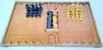 Antigo e imponente tabuleiro para jogo de damas, xadrez e gamão, art deco, em madeira nobre marchetada. Acompanha peças (Completo). Med 42x68 cm.
