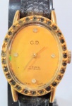 C.D (17 Rubis)  - Elegante e antigo relógio de pulso suíço a corda, modelo feminino, com caixa em plaquer, com aplicações em pedra e pulseira em couro. Funcionando no momento. Med 2,5 cm. Obs: Pulsera no estado.