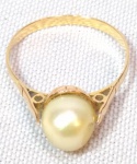 JOIA - OURO - PÉROLA -  Lindíssimo e elegante anel, em ouro amarelo 750, decorado por Pérola. Pesando aproximadamente 2 gramas. Aro: 17