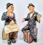 O GORDO E O MAGRO - Lindíssimo e antigo par de esculturas americanas em resina, magnificamente policromadas, representando Cena de Poker. Med 26 cm.