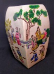 ARTE ORIENTAL - Linda e antigo vaso chines. ao gosto família rosa, em porcelana de pasta dura, finamente pintado a mão decorado por 'Cenas de Cotidiano'.  Med.:  32x18x18 cm