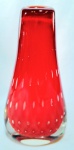 Lindíssima e antiga florira italiana, anos 70, no etilo art deco, confeccionada em vidro de murano, nos tons vermelho e translucido, decorada por Gotas. Med 27x15 cm.