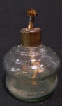 COLECIONISMO - Antiga e rara lamparina francesa de coleção, a querosene, em vidro prensado. Med 15 x10 cm.