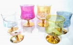 Belíssimo e antigo conjunto constando 6 taças italianas, anos 50, para vinho tinto, em  cristal multicolorido, com base banhadas a ouro. Med 12 cm.