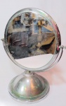 Lindo e antigo espelho toucador americano, dupla face, no estilo art deco, em aço,com espelho em cristal belga bisotado. Med 35x22 cm.