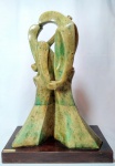 DORY BOTTERI (BRASIL - SÉC. XX) - "O Beijo" Imponente grupo escultórico contemporâneo, em pedra sabão, apoiada sobre em madeira nobre. Med 50x36x20 cm.