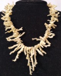 JÓIA - CORAL - Lindíssimo e delicado colar italiano, em Coral Podange, estilo art decour, com fecho em metal banhado a prata, contrastado. Med.: 39 cm (aberto)