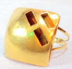 JOIA - OURO - Lindíssimo e elegante anel art deco, em ouro amarelo 750 contrastado. Pesando aproximadamente: 3,9 gramas. Aro: 16