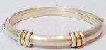 JOIA - PRATA - OURO - Lindíssimo e elegante bracelete português, em prata de lei, com aplicaõesemouro de baixo teor, finamente cinzelado. Med 7 cm (Fechado) e 11 cm (Aberto).