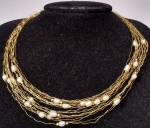 JOIA - PÉROLAS - Lindíssimo e elegante colar italiano, em Perolas dita Arroz, com fios filigranados, banhados a ouro. Med 40 cm (Aberto).