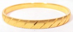 SEMI JOIAS - MONET - Lindíssimo e elegante bracelete, banhado a ouro, finamente cinzelado, decorado por Frisos em relevo. Peça marcada. Med 7 cm.