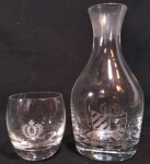 CARPE DIEM - Lindo e antigo conjunto italiano, constando 1 garrafa e 1 copo de Whisky, em cristal translucido, ricamente lavrado, decorado por Brasão. Med 10 e 23 cm.
