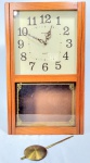 KIENZLE - Lindo e antigo relógio de parede alemão, art deco, com caixa em madeira nobre, mostrador em metal esmaltado. Maquina original a quartz. Med 47x28x10 cm. Obs: Não testado, parado possivelmente por falta de bateria.