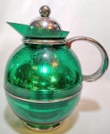 Linda jarra térmica, no estilo  art deco, em acrílico na cor verde,com guarnições em metal. Med 25x20 cm.