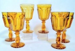 Lindo e elegante conjunto constando 6  de taças italianas, em vidro prensado no tom âmbar, lapidação, padrão Dedão. Med 17 cm.