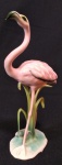 KAISER  - "Cisne Rosa" Lindíssima e rara escultura alemã, art deco déc de 30,em porcelana finamente policromada. Peça assinada, marcada e numerada na base. Med.:21 cm. Obs: Apresenta discreto lascado em uma das folhas.