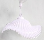 Lindíssima luminária de teto no estilo ar deco, confeccionada em vidro de murano, nos tons branco leitoso e translucido, representando Flor. Med 25x45 cm.