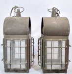 COLECIONISMO - Antigo e raro par de lampiões para navio, em latão, com placas em vidro. Med  26 cm.
