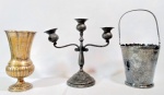 Lote constando 3 antigas peças em metal espessurado a prata. Sendo 1 balde para gelo, 1 floreira e 1 castiçal para 3 velas. Med 20 a 30 cm.