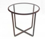 JOAQUIM TENREIRO (1906 - 1992) - Elegante mesa lateral anos 50, com estrutura  em jacaranda maciço torneado e tampo em vidro. Med 53x60 cm.