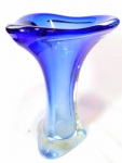 Belíssima e rara floreira italiana, anos 50,  art deco, em vidro de murano nos tons azul e translucido. Med 25x19 cm. Obs: Apresentando lascados na base e discretos bicados na borda.