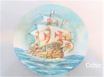 Prato Decorativo Porcelana Pintada Caravela,M. Igrejas. Medindo 17cm de diâmetro.,