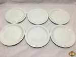 Jogo de 6 pratos rasos em porcelana branca. Medindo 24cm de diâmetro.