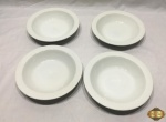 Jogo de 4 pratos de sopa em porcelana branca. Medindo 20,5cm de diâmetro x 4cm de altura. Um deles com fio de cabelo no fundo.