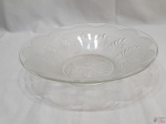 Fruteira centro de mesa em vidro fosqueado com detalhes em baixo relevo. Medindo 28,5cm de diâmetro de boca x 6,5cm de altura.