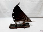 Enfeite de jangada em cobre trabalhado. Medindo 38,5cm de comprimento x 36,5cm de altura.