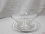 Linda fruteira em cristal lapidado. Medindo 24,5cm de diâmetro x 12cm de altura. Leve bicado na borda.