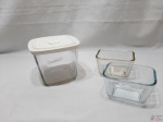 Lote de 2 pequenos pirex e 1 potiche com tampa em vidro Marinex. Medindo o potiche 14cm x 14cm x 11,5cm de altura.