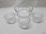 Bowl com 3 taças de sobremesa em vidro moldado. Medindo o bowl 22cm de diâmetro x 9,5cm de altura.