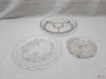 Lote composto de 2 petisqueiras triplas e 1 prato de doce em vidro moldado. Medindo o prato 27cm de diâmetro.