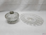 Lote composto de travessa oval e compoteira em vidro moldado. Medindo a travessa 29cm x 22cm. Compoteira com bicado na tampa.