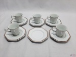 Jogo de 5 xícaras de café com 6 pires em porcelana Schmidt facetada, friso prata.