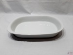 Travessa retangular em porcelana branca refratária. Medindo 37cm x 27cm x 6cm de altura.