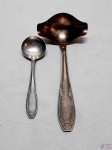 Lote composto de concha de molho e colher de açucareiro em prata 90 Eberle. Medindo a concha de molho 17,5cm de comprimento.