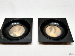 Par de quadrinhos para pendurar em madeira com imagem de dama antiga. Medindo 9,5cm x 9,5cm x 5,5cm de diâmetro de mostruário.
