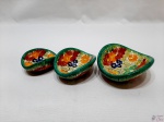 Lote de 3 enfeites em porcelana com pintura floral. Medindo o maior 11,5cm x 10,5cm x 5,5cm de altura.