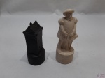 Lote de 2 garrafas na forma de peças de xadrez. Sendo um rei e uma torre. Medindo o rei 13,5cm de altura.