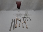 Lote composto de diversos talheres, 1 taça em cristal e 1 tulipa em vidro. Medindo a taça 22cm de altura.