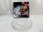Linda petisqueira com 5 divisões em vidro com flores em alto relevo fosco. Medindo 31,5cm de diâmetro x 4cm de altura.