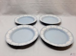 Jogo de 4 pratos de sopa em porcelana Saler tipo Wedgwood. Medindo 24cm de diâmetro. Peças com leve bicado na borda.