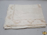 Toalha de mesa retangular em linho bordado. Medindo 220cm x 200cm. Com marcas de guardado.