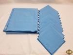 Toalha de mesa com 12 guardanapos em linho azul da marca Teba. Medindo a toalha 250cm x 150cm.