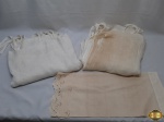 Lote de 2 cortinas rendadas com uma toalha de lavado. Medindo a cortina 270cm x 130cm. Com furo na renda de uma delas.