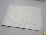 Toalha retangular na cor branca em linho bordado. Medindo 220cm x 140cm. Com marcas de guardado.