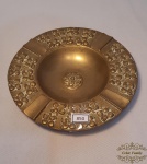 Cinzeiro redondo em bronze decorado com flores em relevo. Medida 18 cm de diametro